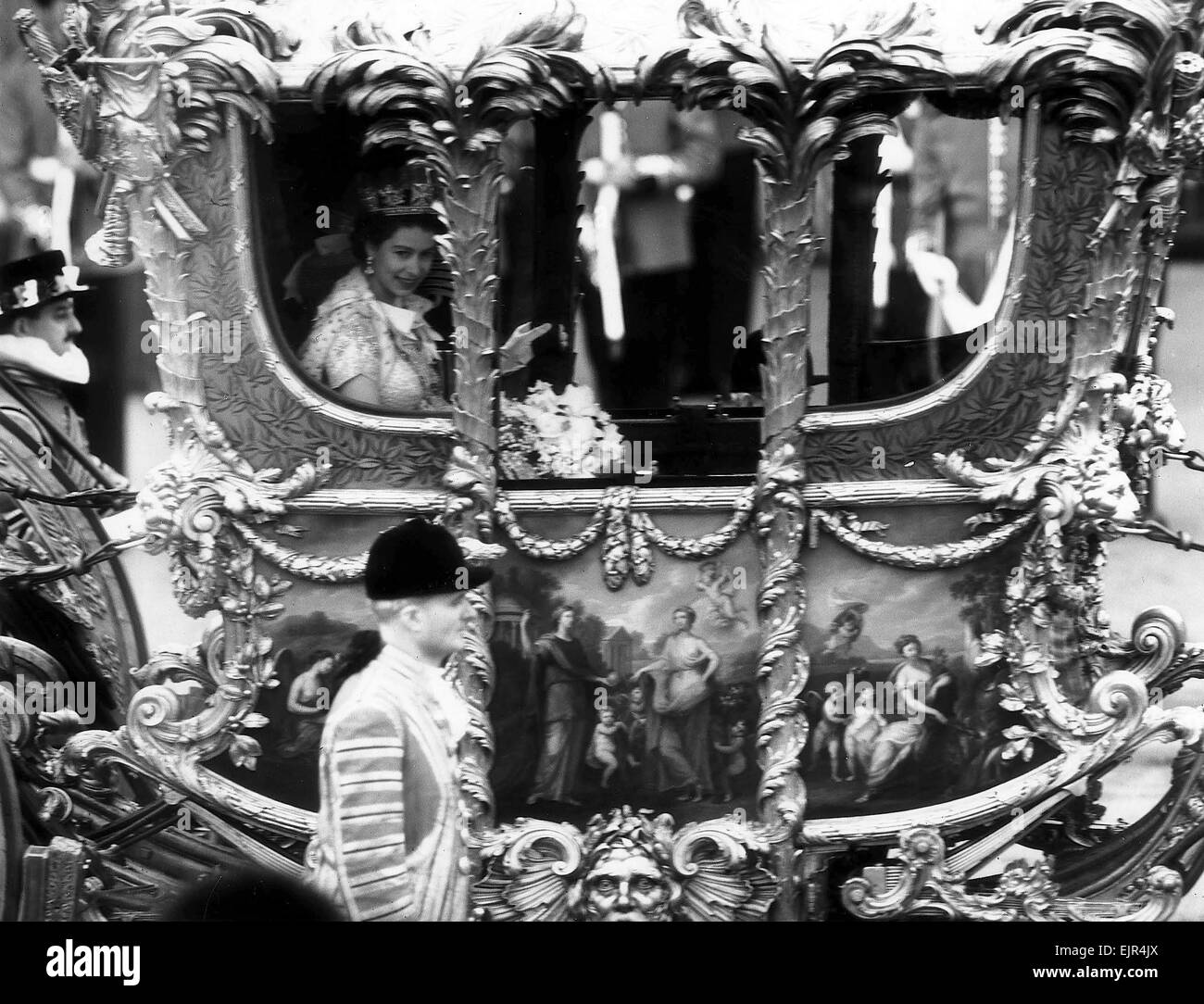 L incoronazione della Regina Elisabetta II. La Golden State coach il trasporto della Regina e del Principe Filippo , Duca di Edimburgo, foglie da Buckingham Palace verso l'Abbazia di Westminster per la cerimonia. Square. 2 Giugno 1953. Foto Stock