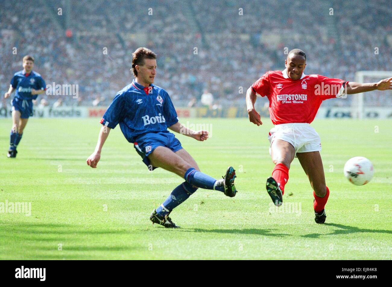 Littlewoods finale di coppa. Il Nottingham Forest 1 v. Oldham Athletic 0. Neil Adams di Oldham attraversa la superficie forestale. Il 29 aprile 1990. Foto Stock