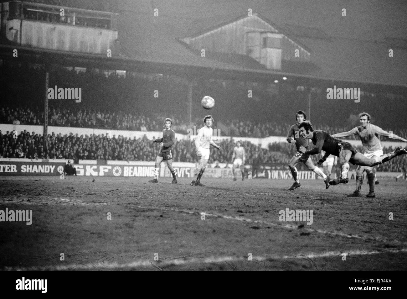 Chelsea v. L Huddersfield. Peter Osgood, Chelsea centro di punteggi in avanti il loro secondo obiettivo durante la partita contro l Huddersfield a Stamford Bridge. Il punteggio finale è stato un due tutti disegnare. Gennaio 1972 72-0231-026 Foto Stock