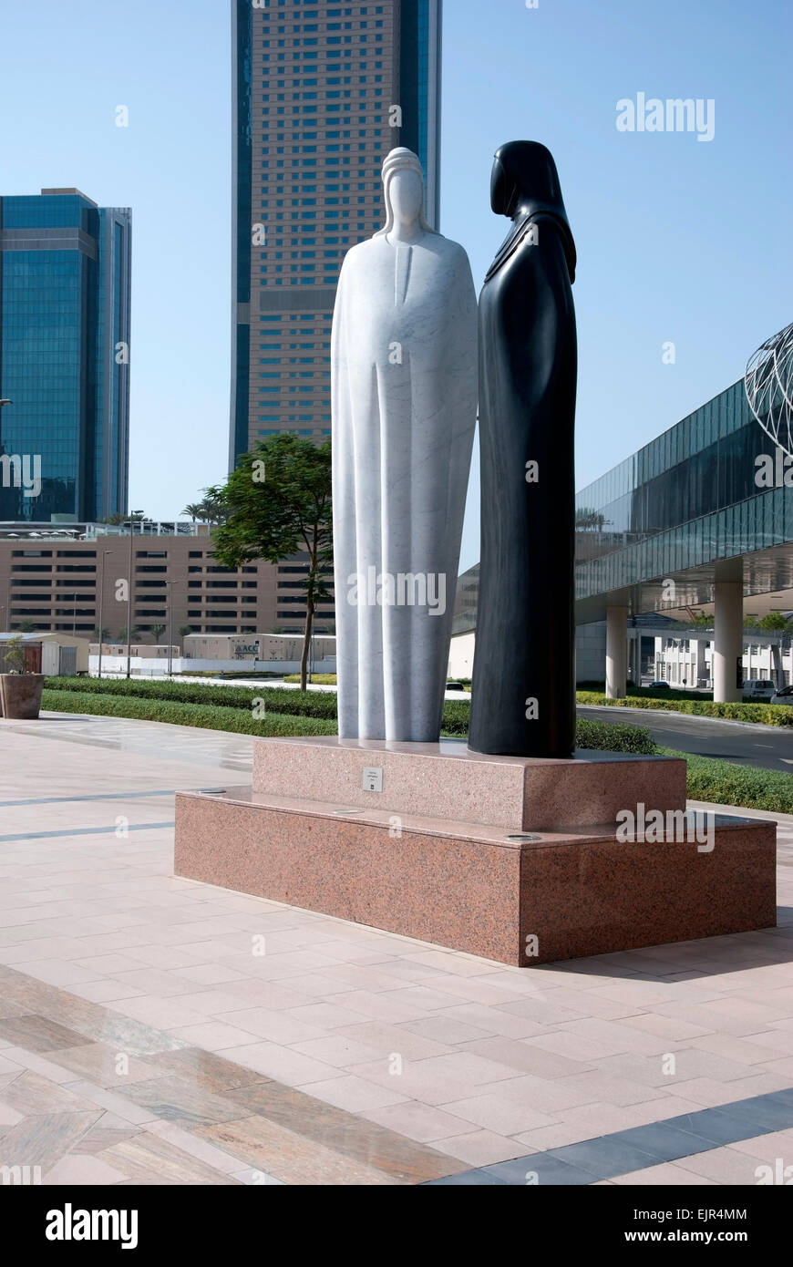 Bianco & Nero scultura di granito di uomo arabo & donna insieme da Lutfi Romhein Foto Stock