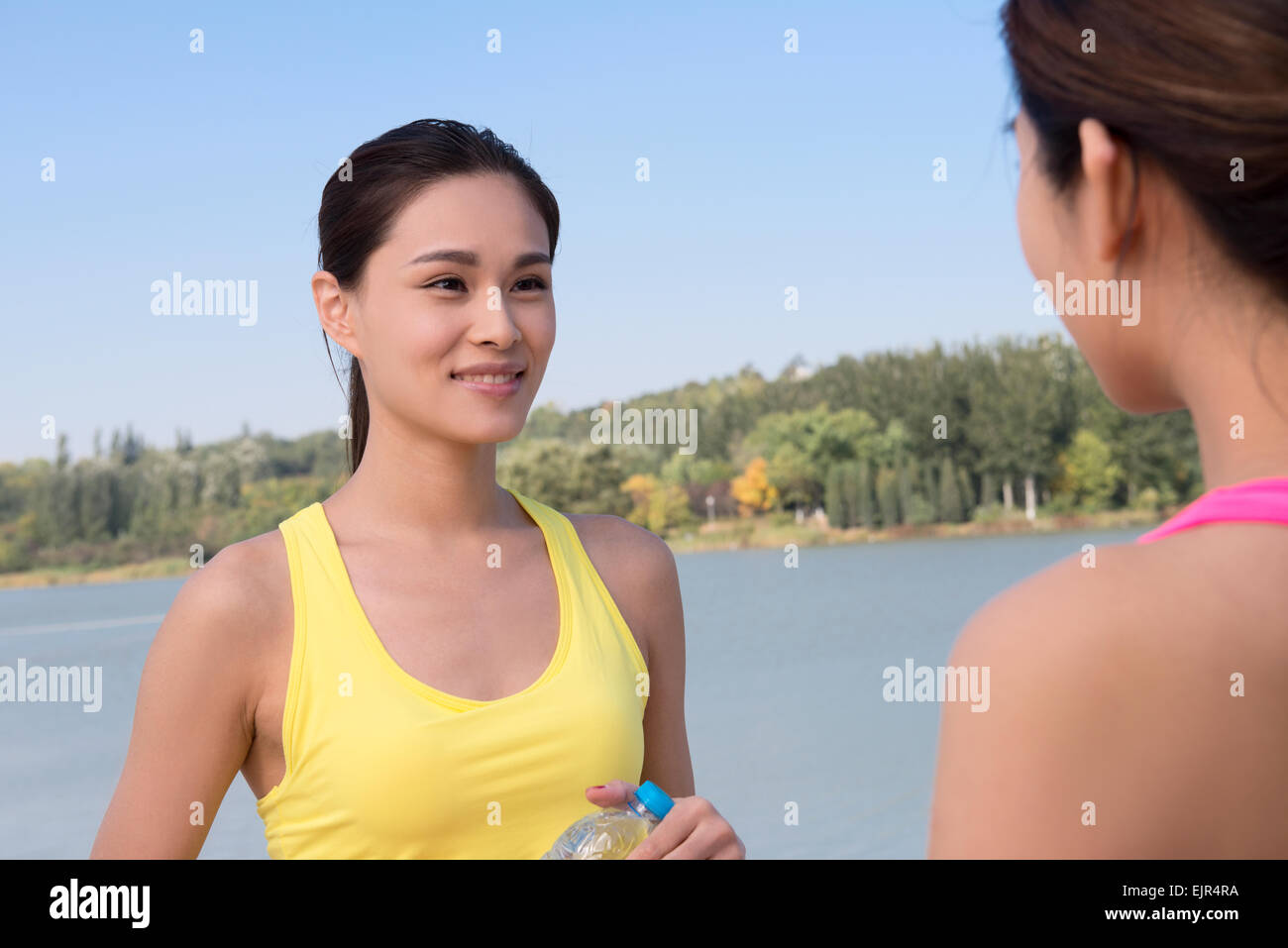 Ragazze in chat durante l'esercizio Foto Stock