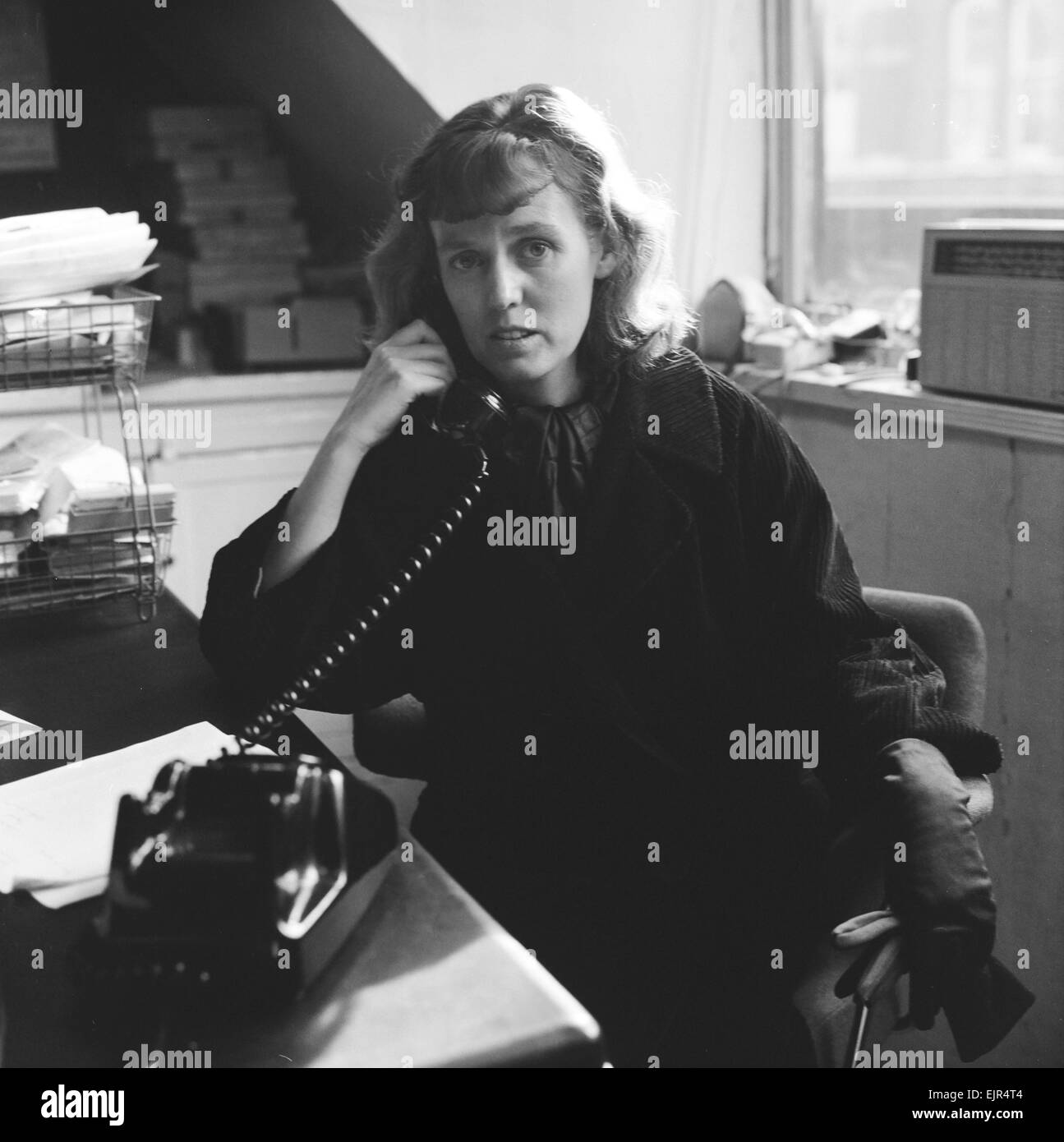 Reg Calvert omicidio caso 1966. Dorothy Calvert, vedova di Reg Calvert, raffigurato nella Londra degli uffici di Radio City il 23 giugno 1966. È stato asserito che il marito Signor Calvert è stato sparato e ucciso presso la casa del grande Oliver Smedley in Wendens ambone vicino a Saffron Walden (21 giugno). Reg Calvert era a capo del rivale pirata radio della stazione Radio City & manager delle fortune gruppo pop. Principali Oliver Smedley è stato assolto per omicidio per motivi di autodifesa. *** Caption locale *** moglie Foto Stock