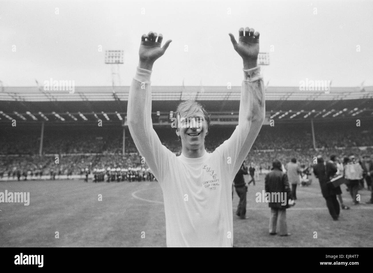 Jackie Charlton riconosce i sostenitori di Leeds dopo la loro uno zero la vittoria su Arsenal in F.A. Per la finale di coppa a Wembley. 6 Maggio 1972.Caption locale *** watscan - - 11/01/2010 Foto Stock