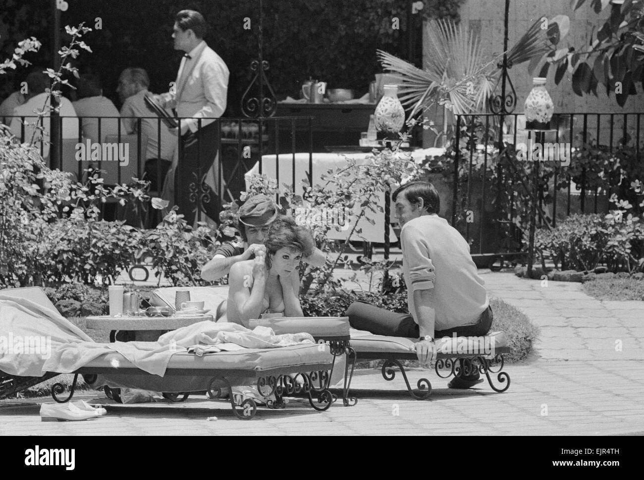 1970 Fase finale della Coppa del Mondo in Messico. In Inghilterra i giocatori rilassante dal lato della piscina presso il loro hotel con Gordon Banche e Susan Maughan sulle sedie a sdraio. Il 6 giugno 1970. Foto Stock