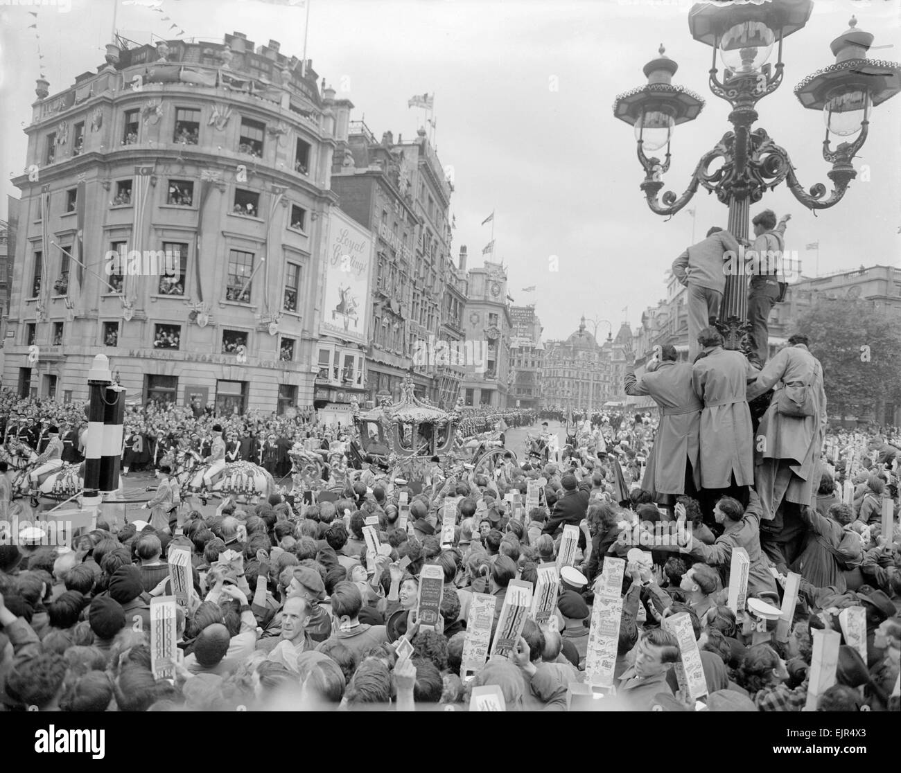 L incoronazione della Regina Elisabetta II. La folla allietare l arrivo del Golden State coach di trasportare la Regina come la processione passa a Trafalgar Square. 2 Giugno 1953. Foto Stock