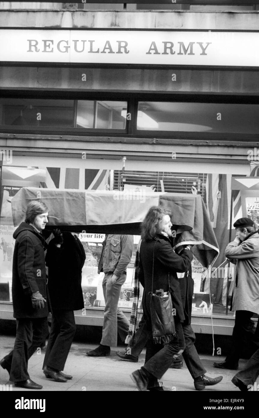 I.R.A. Manifestanti hanno condotto un tricolore irlandese e una bara fuori l'esercito Centro carriere nella fontana St, Manchester. Essi hanno affermato di essere dal ramo di Manchester provvisorie del Sinn Fein. La protesta è stata contro la campagna britannica in Irlanda del Nord, secondo uno dei dimostranti silenzioso. Gennaio 1972 72-1044-007 Foto Stock