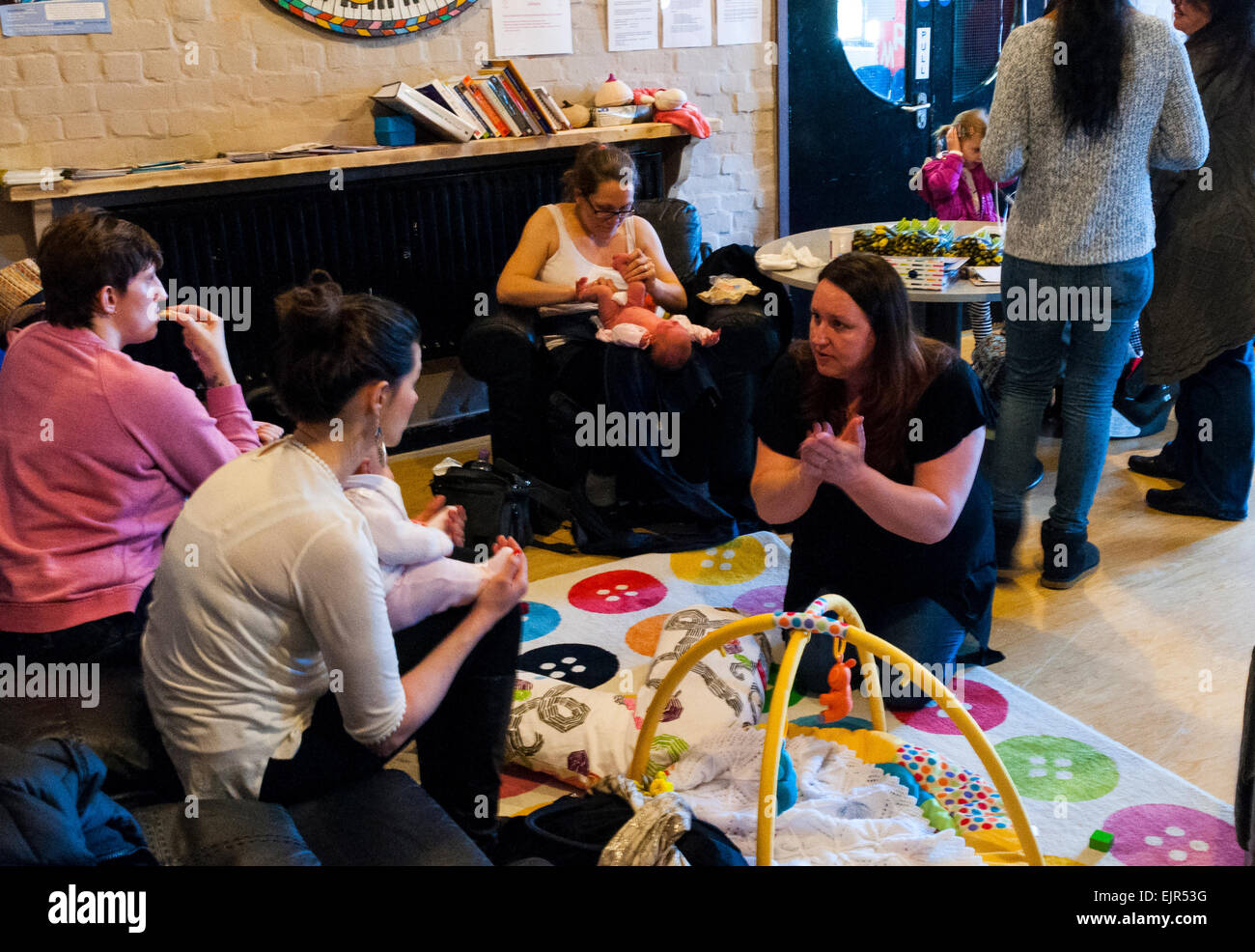 Le madri e i bambini a Milton Keynes Allattamento Cafe Foto Stock