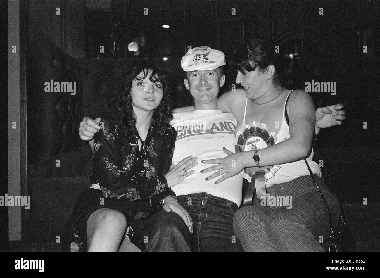 1982 Coppa del Mondo di calcio in Spagna. Un ventilatore inglese pone con due donne in Spagna. Il 16 giugno 1982. *** Caption locale *** Foto Stock