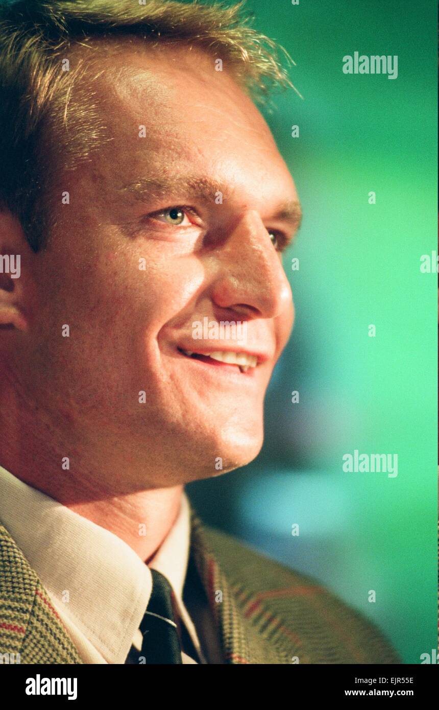 Francois Pienaar, ex-South African giocatore di rugby firma per i Saraceni Rugby Club. 4 Dicembre 1996 Foto Stock