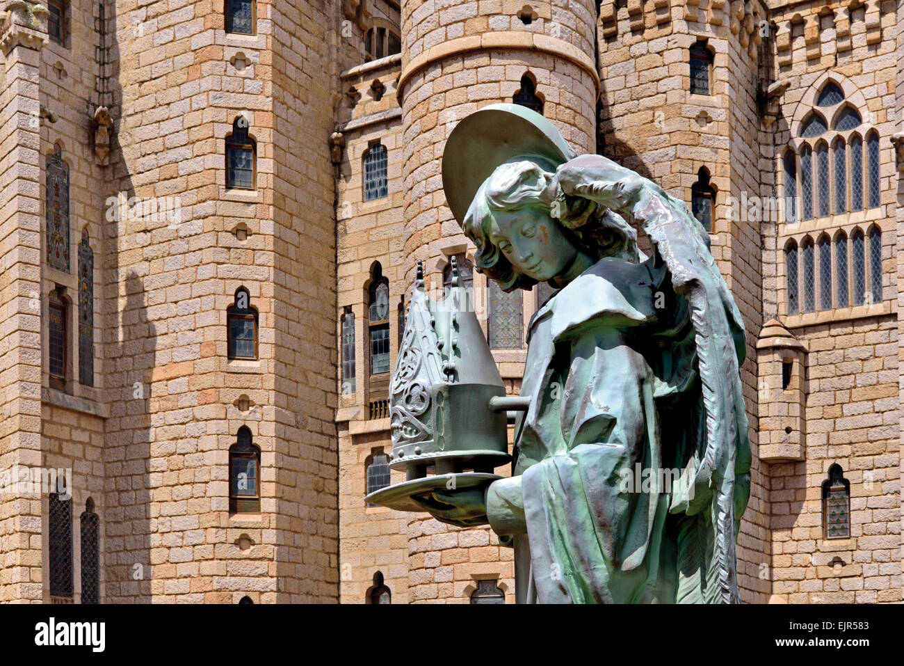 Spagna, Astorga: Angelo con i vescovi di le squadre nel giardino del Palazzo del Vescovo progettata da Antonio Gaudí Foto Stock