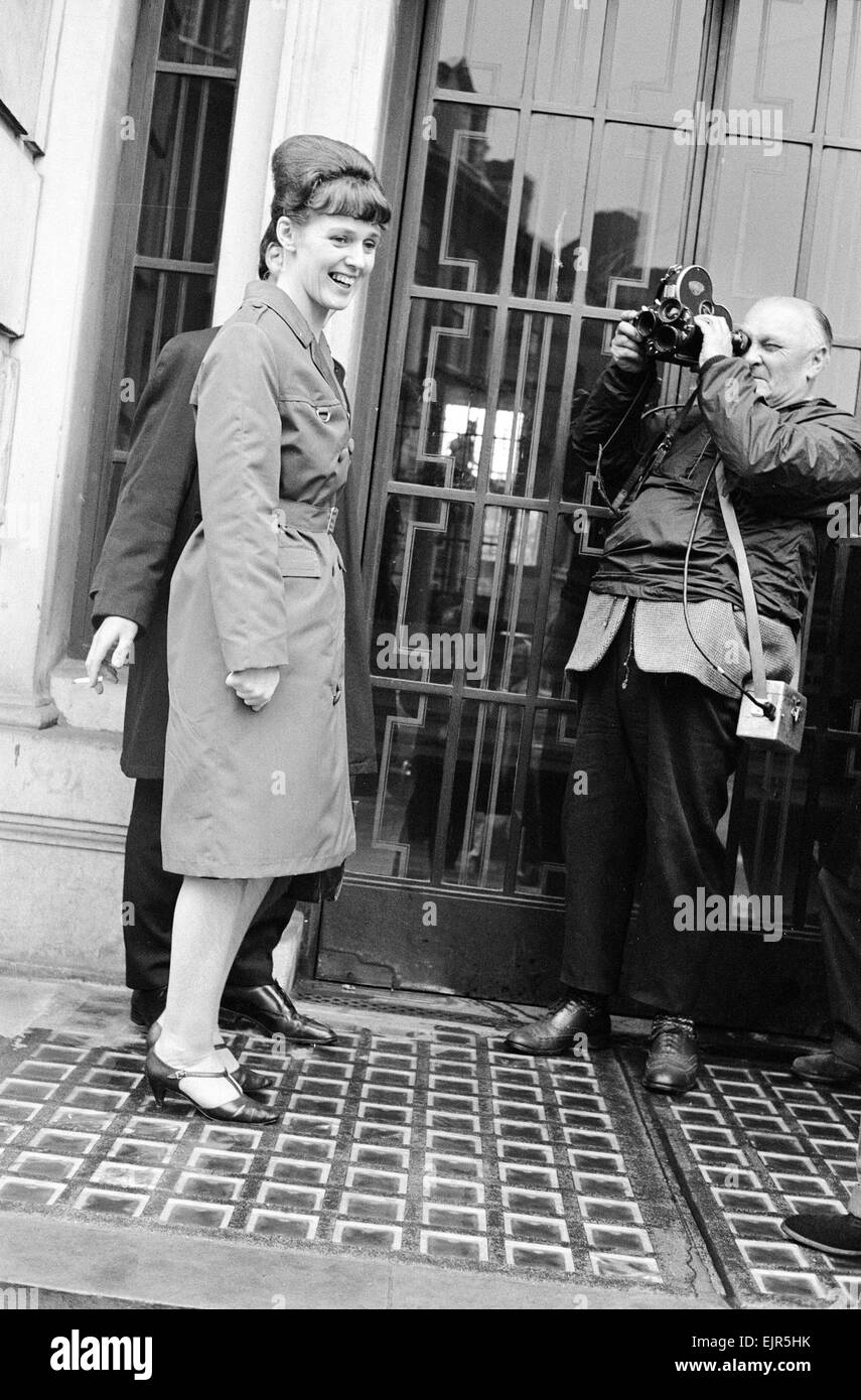 Reg Calvert omicidio caso 1966. Dorothy Calvert, vedova di Reg Calvert, raffigurato arrivando all' inchiesta che si terrà a Chelmsford Essex 27 Giugno 1966. È stato asserito che il signor Calvert è stato sparato e ucciso presso la casa del grande Oliver Smedley in Wendens ambone vicino a Saffron Walden (21 giugno). Reg Calvert era a capo del rivale pirata radio della stazione Radio City & manager delle fortune gruppo pop. Principali Oliver Smedley più successivamente è stato assolto dall accusa di omicidio per motivi di autodifesa. *** Caption locale *** moglie Foto Stock