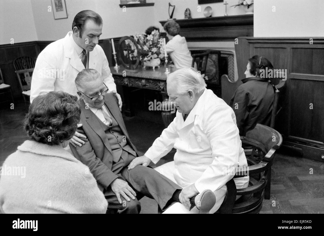 Un gruppo di persone tutte soffre di una denuncia o di un altro, riuniti oggi al santuario, Burrows Lea, Shere Surrey. Essi hanno tutti per vedere la fede guaritore Harry Edward, ad uno ad uno si sono seduto di fronte a lui e lui ha parlato a loro come egli ha messo le mani su parti del loro corpo che stava causando loro dolore. Febbraio 1972 72-1911-005 Foto Stock