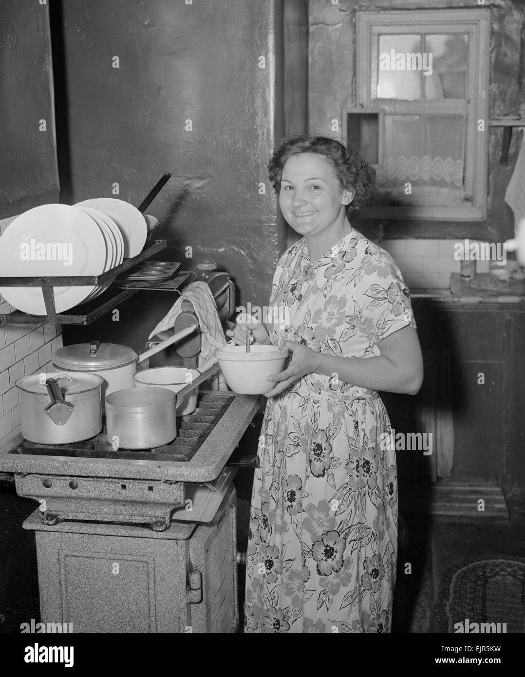 Casalinga La signora Higgins visto qui come ottenere la cena pronta. 13 Luglio 1953 Foto Stock