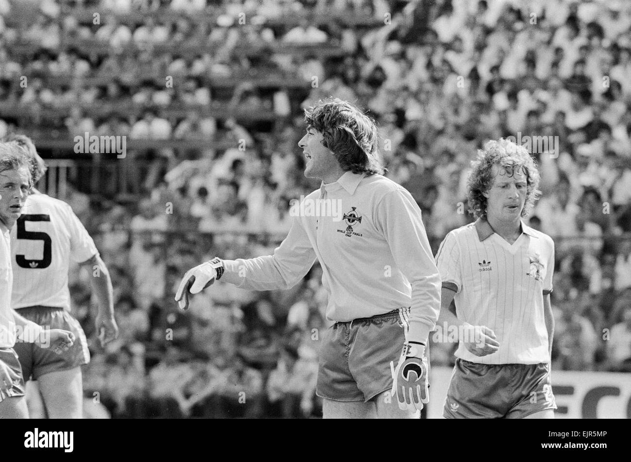 1982 Coppa del Mondo di calcio secondo turno gruppo D corrispondono a Madrid, Spagna. Francia 4 v Irlanda del Nord 1. Il portiere Pat Jennings urlando istruzioni ai suoi compagni di squadra durante la partita. 4 luglio 1982. Foto Stock