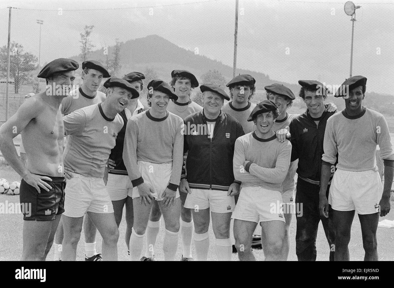 1982 Fase finale della Coppa del Mondo a Bilbao, Spagna. I membri della squadra in Inghilterra tutti indossano stile basco cappelli durante una sessione di formazione prima del loro gruppo finale quattro match contro il Kuwait. Il 23 giugno 1982. *** Caption locale *** Trevor Brooking Terry Butcher Graham Rix Paolo Mariner Glenn Hoddle Ron Greenwood Steve Foster Peter Shilton Viv Anderson Tony Woodcock Foto Stock