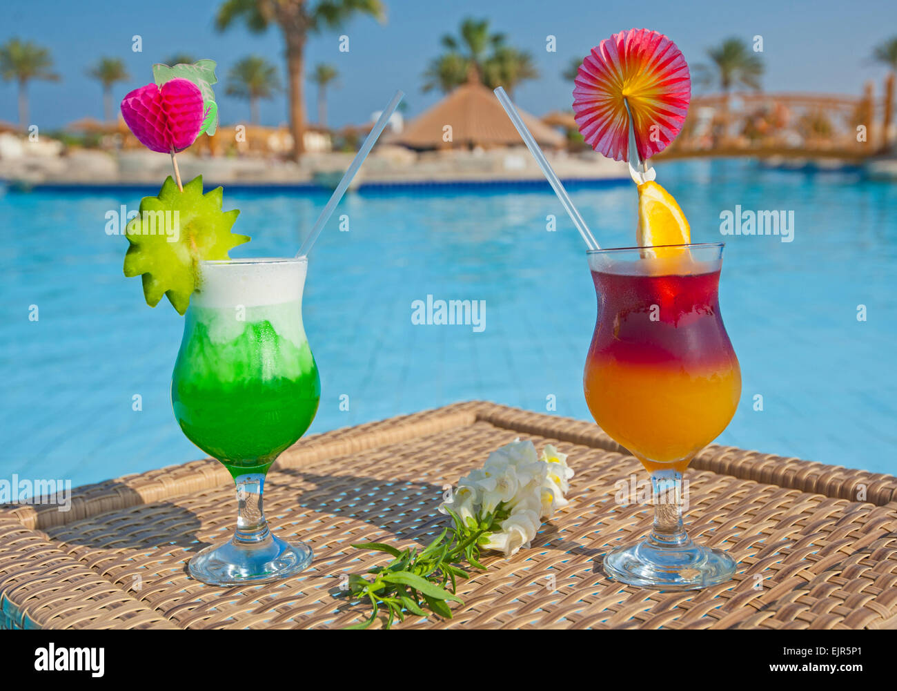 Due cocktail bevande da un resort tropicale piscina Foto Stock