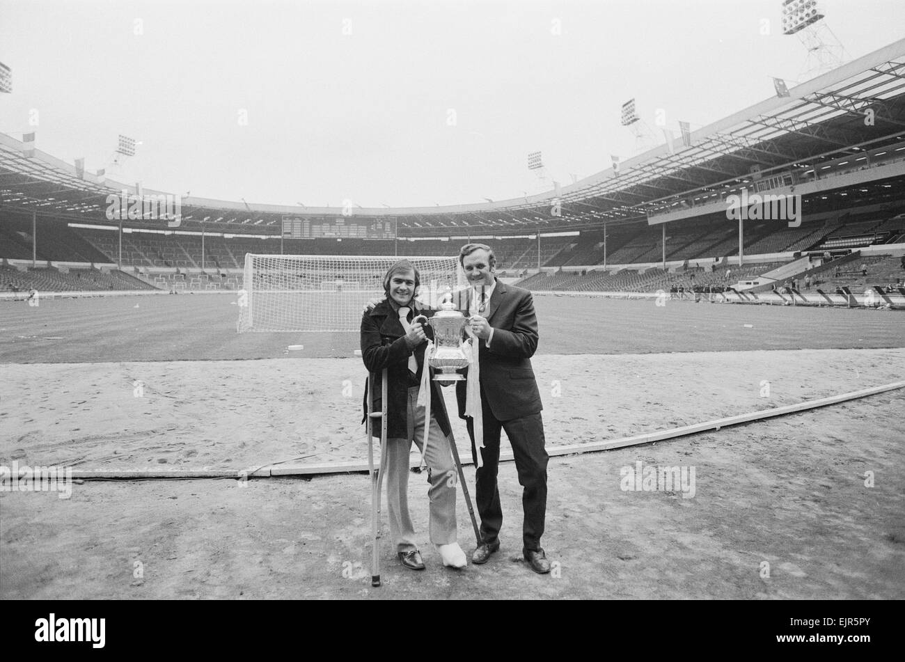 Don Revie pone con Terry Cooper e il F.A. Cup seguenti Leeds United vittoria su Arsenal a Wembley. Cooper ha subito un terribile gamba rotta iduring una partita del campionato a Stoke City all'inizio dell'anno, il che significava che lui manca la finale di FA Cup. 7 Maggio 1972.Caption locale *** watscan - - 11/01/2010 Foto Stock