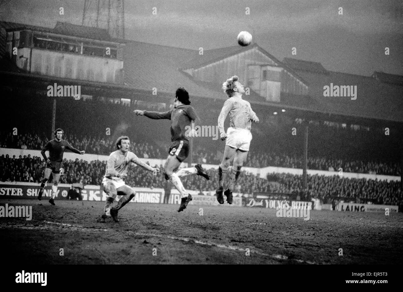 Chelsea V Huddersfield. Peter Osgood ha un tentativo sul traguardo di Huddersfield a Stamford Bridge. Il punteggio finale è stato un due tutti disegnare. Gennaio 1972 72-0231-007 Foto Stock