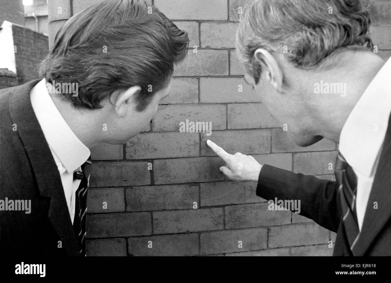 Il soprintendente Richardson,del Lancashire Constabulary postumo è stato insignito della Croce di San Giorgio per eroismo ha visualizzato il 23 agosto 1971 a caccia di una banda di rapinatori che aveva attaccato un gioiellerie in Blackpool. Egli e Constable Carl Walker, affrontato i predatori e Richardson è stato girato nello stomaco durante il tentativo di convincere uno dei criminali a rinunciare alla sua arma. Morì di ferite lo stesso giorno in ospedale Victoria, Blackpool. La nostra immagine mostra : funzionario di polizia ricordando contrassegnare dove bullet colpire la parete. Gennaio 1972 72-0752-011 Foto Stock