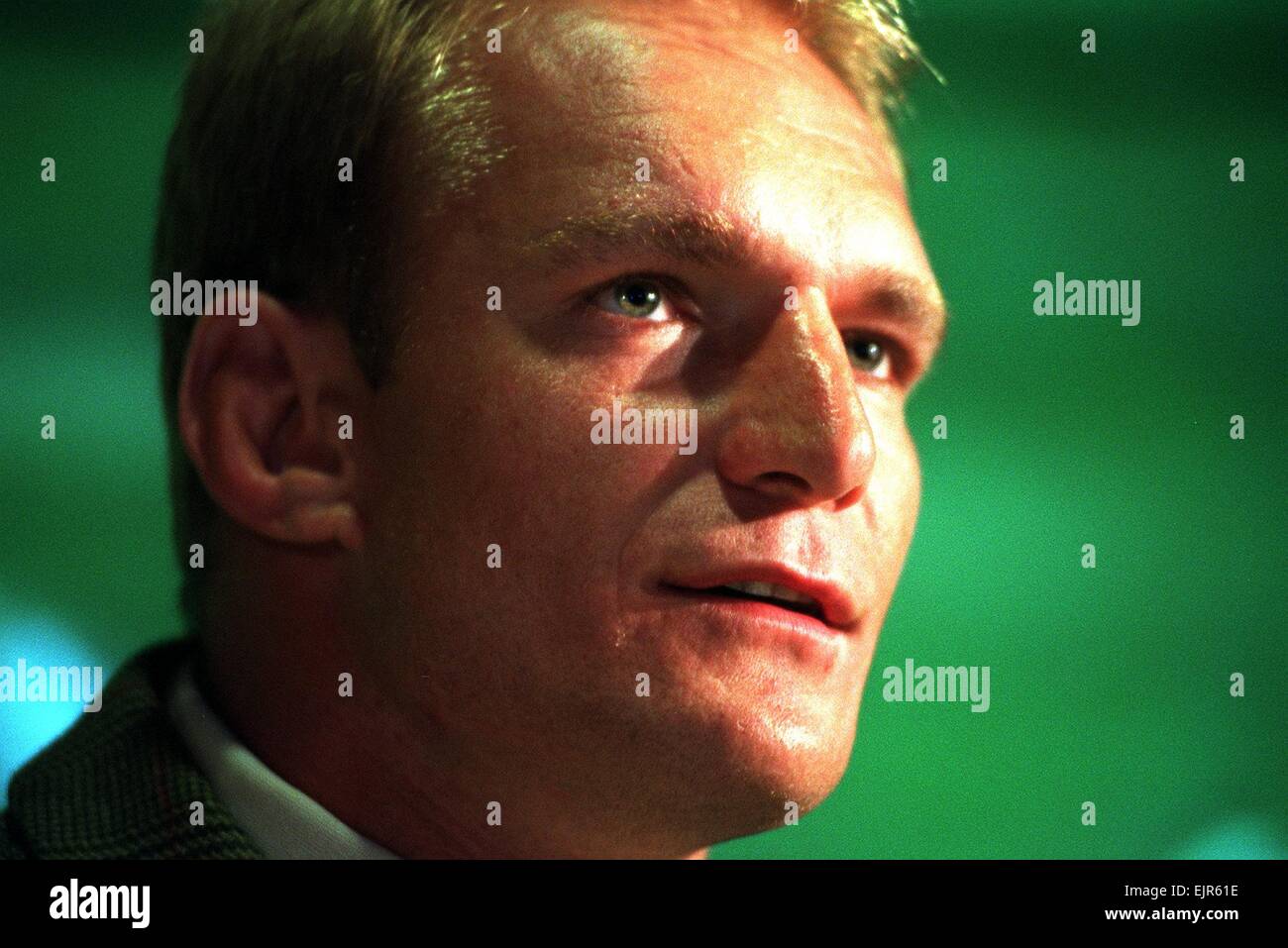 Francois Pienaar, ex-South African giocatore di rugby firma per i Saraceni Rugby Club. 4 Dicembre 1996 Foto Stock
