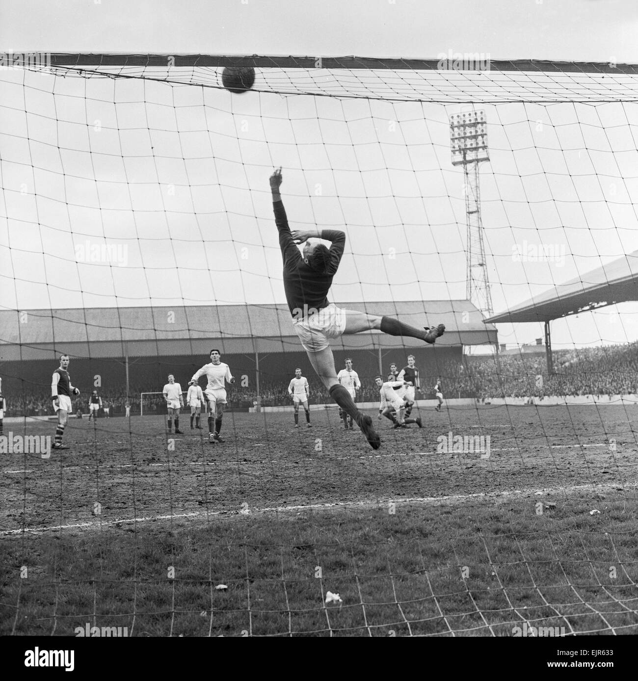 English League Division One corrispondono a Turf Moor. Burnley 0 V Manchester United 1. Regno portiere David Gaskell salti attraverso il suo obiettivo per il fingertip un certo obiettivo sopra la traversa per un angolo dopo un colpo da Burnley Lockhead del. Il 4 maggio 1963. Foto Stock