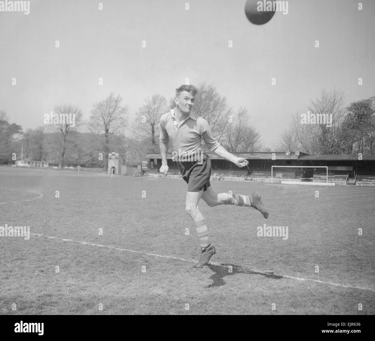 Manchester City il calciatore Don Revie visto qui sulla formazione di massa. 5 maggio 1955.Caption locale *** watscan - - 08/01/2010 Foto Stock