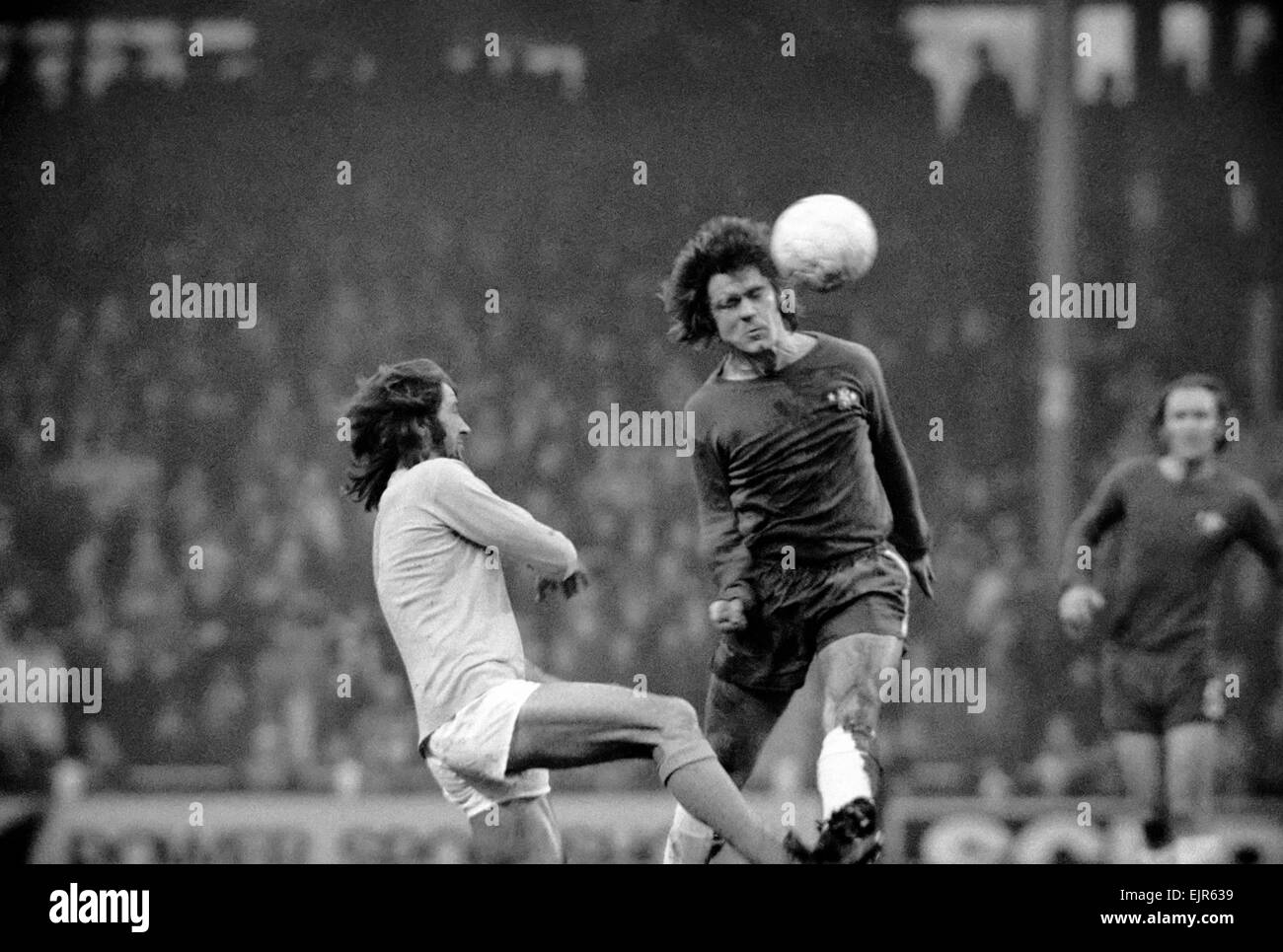 Chelsea v. L Huddersfield. Davy Webb batte centro in avanti per Huddersfield Frank Worthington a Stamford Bridge. Il punteggio finale è stato un due tutti traggono Gennaio 1972 72-0231-001 Foto Stock