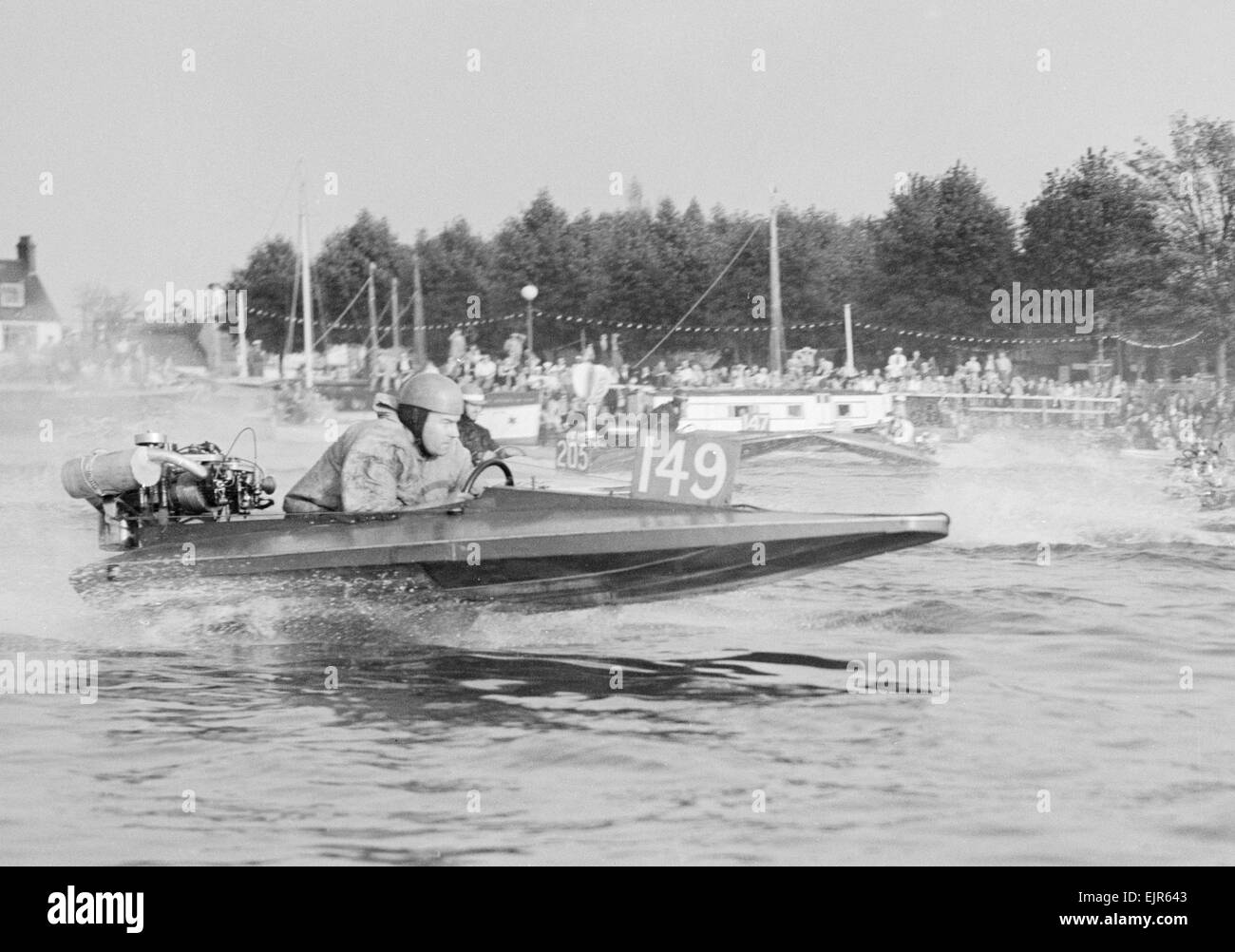 P.G. Stanton il vincitore di calore uno per esterni di aliscafi in Daily Mirror Handicap gara del Trofeo ad Oulton ampio nel Suffolk. 6 agosto 1953.Caption locale *** watscan - - 21/01/2010 Foto Stock