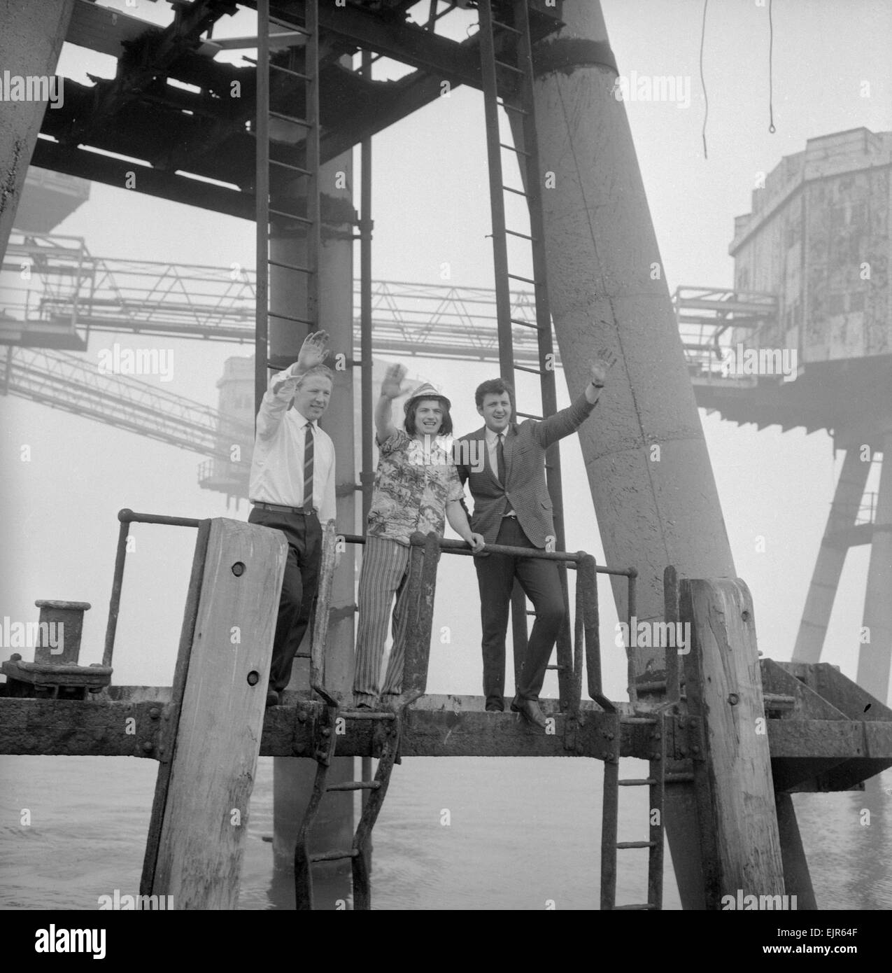 Pirata radio della stazione Radio Sutch, che viene trasmesso da Radio City, un complesso di forti nell'estuario del Tamigi, 28 maggio 1964. Nella foto a sinistra a destra: Reg Calvert, Lord Sutch & Brian Paul Signore Sutch a.k.a. Screaming Lord Sutch.Caption locale.reg Calvert omicidio caso 1966. È stato asserito che il signor Calvert è stato sparato e ucciso a teh home del signor Smedleyin Wendens ambone vicino a Saffron Walden (21 giugno 1966). Reg Calvert era a capo del rivale pirata radio della stazione Radio City & manager delle fortune gruppo pop. Principali Oliver Smedley è stato assolto per omicidio per motivi di autodifesa. Foto Stock