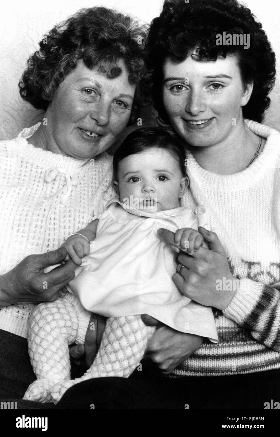 Nonna Elizabeth Dougall (57), la figlia Elizabeth Hamilton & bambino di 4 mesi Rachel Hamilton, aprile 1989. Madre e figlia werer sia nato alla Regina Madre Hospital di Glasgow. Caratteristica: Regina madri ospedale venticinquesimo anniversario, l'ospedale fu inaugurato dalla Regina Madre nel 1964. Elizabeth Dougall Knightswood di Glasgow ha dato nascita a sua figlia di tre giorni dopo la cerimonia di apertura nel settembre 1964. *** Caption locale *** Elizabeth Hamilton di Bryce Street Clydebank Foto Stock