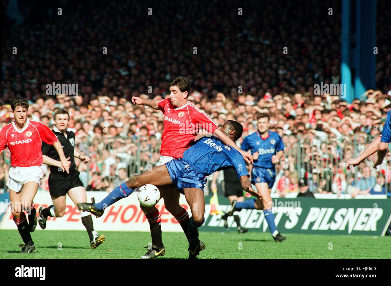 Earl Barrett. FA Cup. Il Manchester United 3 v Oldham Athletic 3. Dal 8 Aprile 1990 Foto Stock