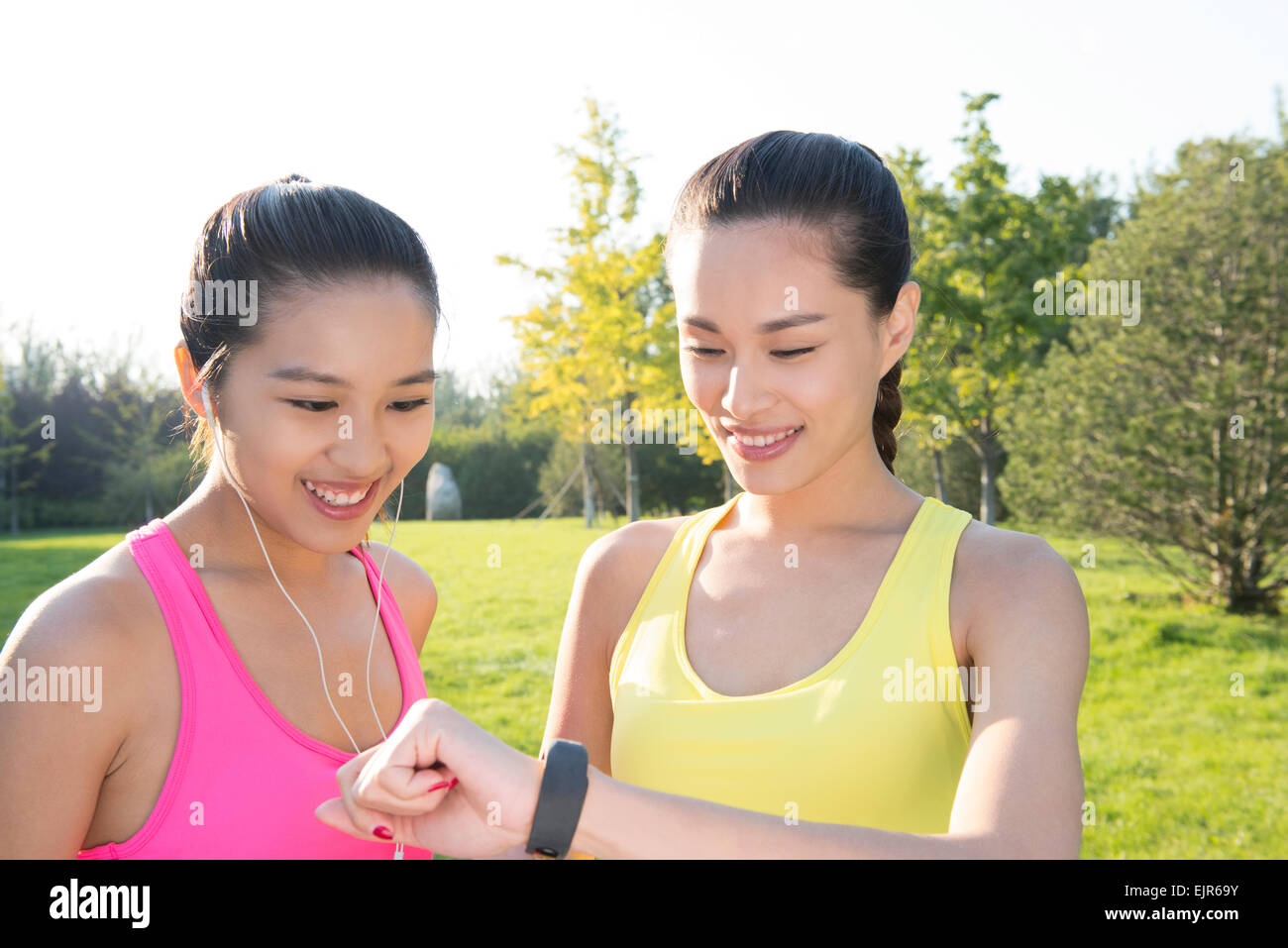 Fidanzate controllo dati sanitari su smart watch Foto Stock