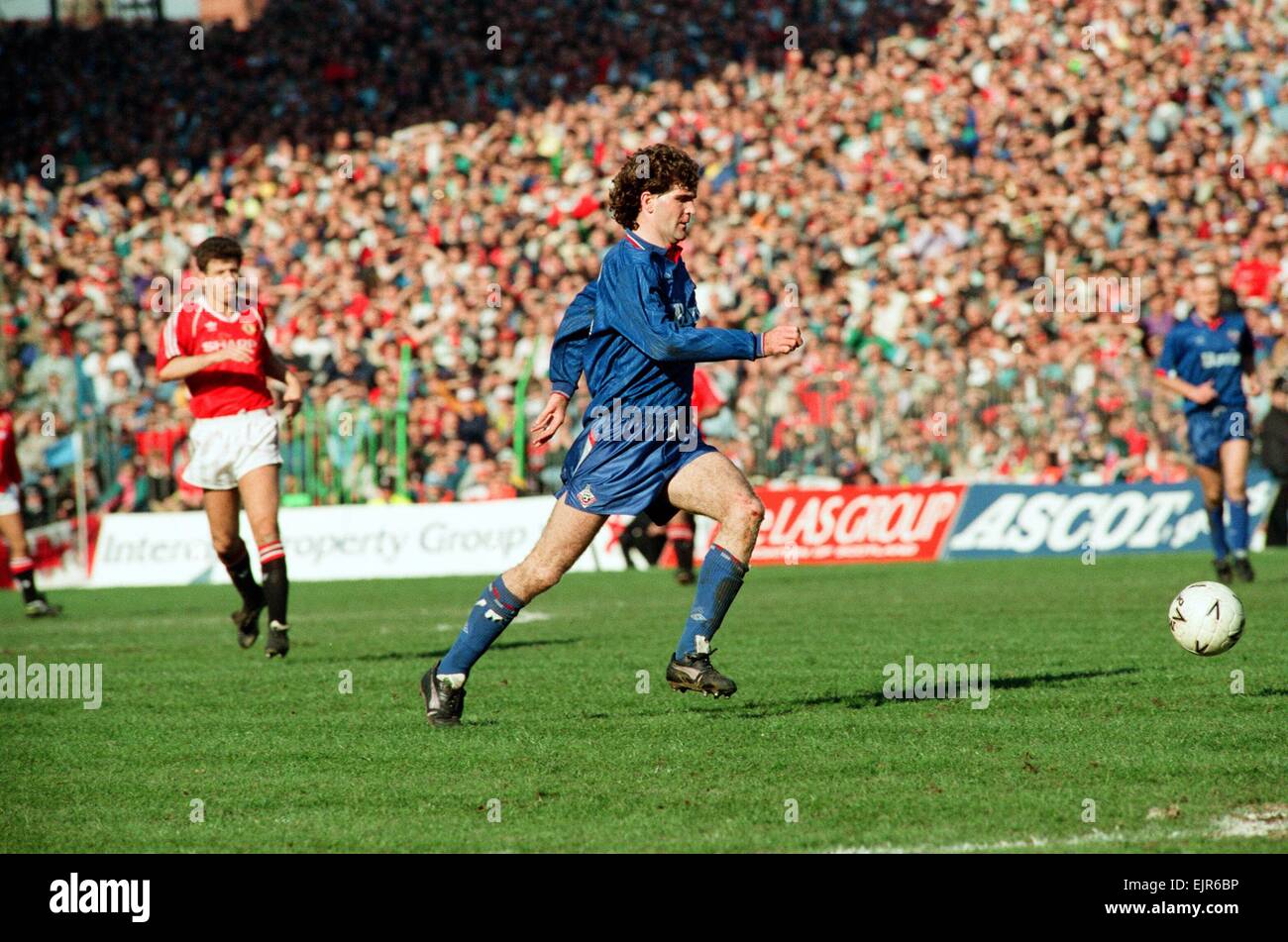 Ian Marshall sulla sfera. FA Cup. Il Manchester United 3 v Oldham Athletic 3. Dal 8 Aprile 1990 Foto Stock