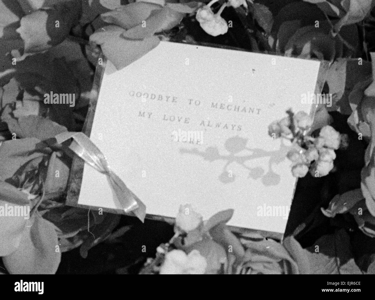Vicki Martin modello e amico del Maytfair set è stato ucciso in un incidente di automobile. La scheda sulla corona dal Maharajah di Cooch Behar legge ' addio a Mechant il mio amore Tigre1. 4 gennaio 1955.Caption locale *** watscan - - 07/01/2010 Foto Stock