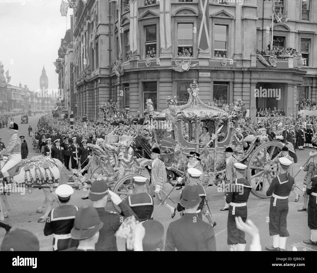 L incoronazione della Regina Elisabetta II. La golden state coach portando la Regina Elisabetta II illustrata in corrispondenza della giunzione di Charing Cross road e Whitehall sul modo di Westminster Abbey. 2 Giugno 1953. Foto Stock