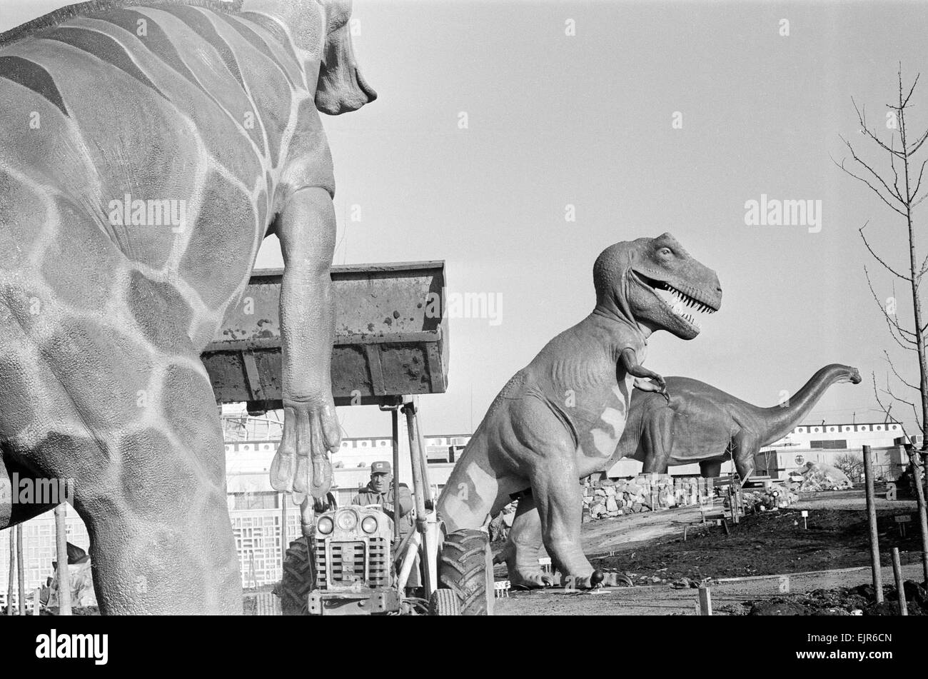 La costruzione continua sul sito del 1964 alla fiera mondiale di New York, il terzo grande fiera mondiale che si terrà a New York City 17 febbraio 1964. Il sito è Flushing Meadows Corona Park nel quartiere di Queens. Si occupano quasi un miglio quadrato (2,6 km²) della terra. Nella foto: Animatronic dinosauri presso la Ford Magic Skyway show. Foto Stock