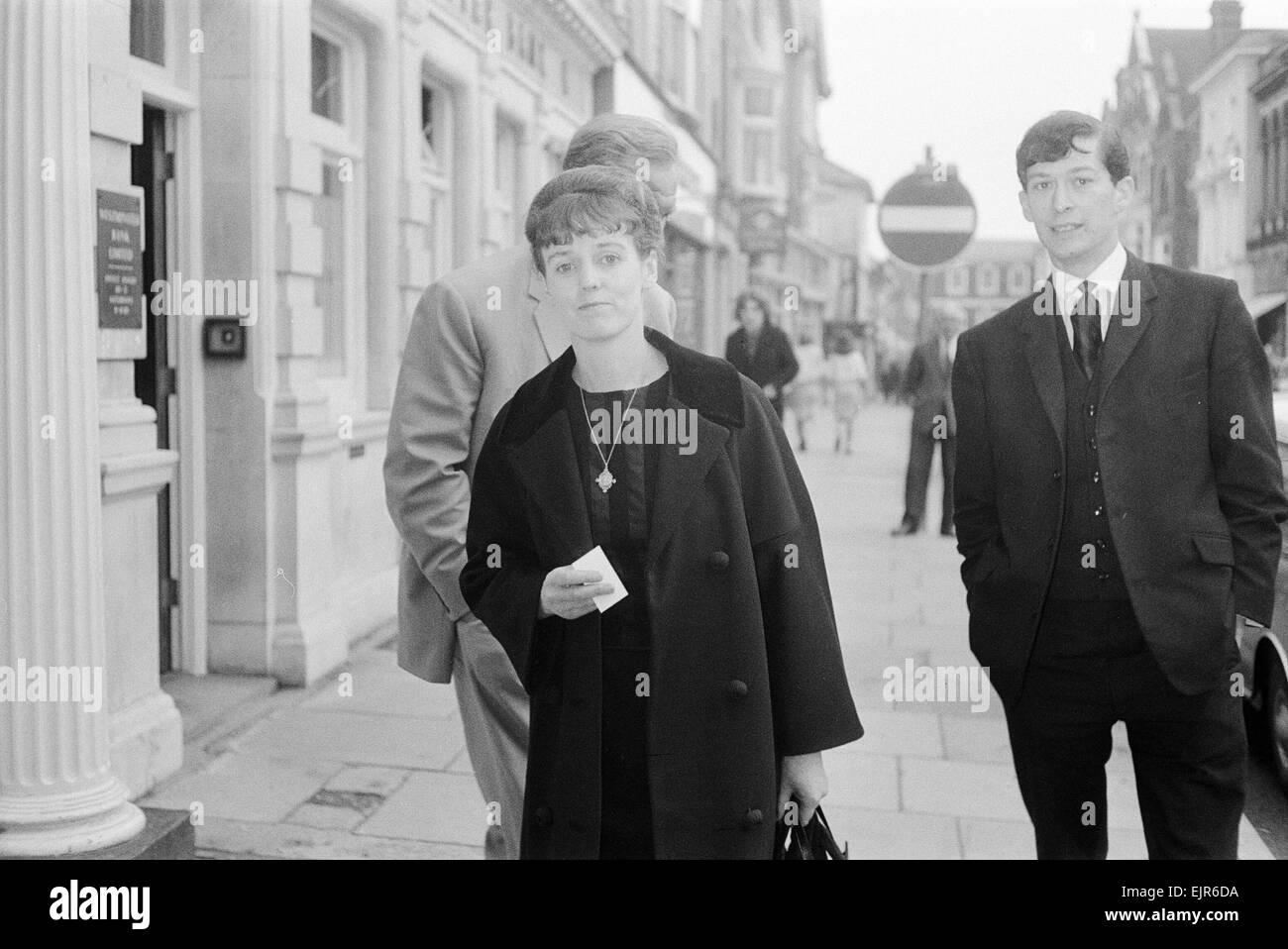 Reg Calvert omicidio caso 1966. Dorothy Calvert, vedova di Reg Calvert, raffigurato arrivando alla corte d'Assise di Chelmsford Essex xx luglio 196. È stato asserito che il signor Calvert è stato sparato e ucciso presso la casa del grande Oliver Smedley in Wendens ambone vicino a Saffron Walden (21 giugno). Reg Calvert era a capo del rivale pirata radio della stazione Radio City & manager delle fortune gruppo pop. Principali Oliver Smedley è stato assolto per omicidio per motivi di autodifesa. *** Caption locale *** moglie Foto Stock