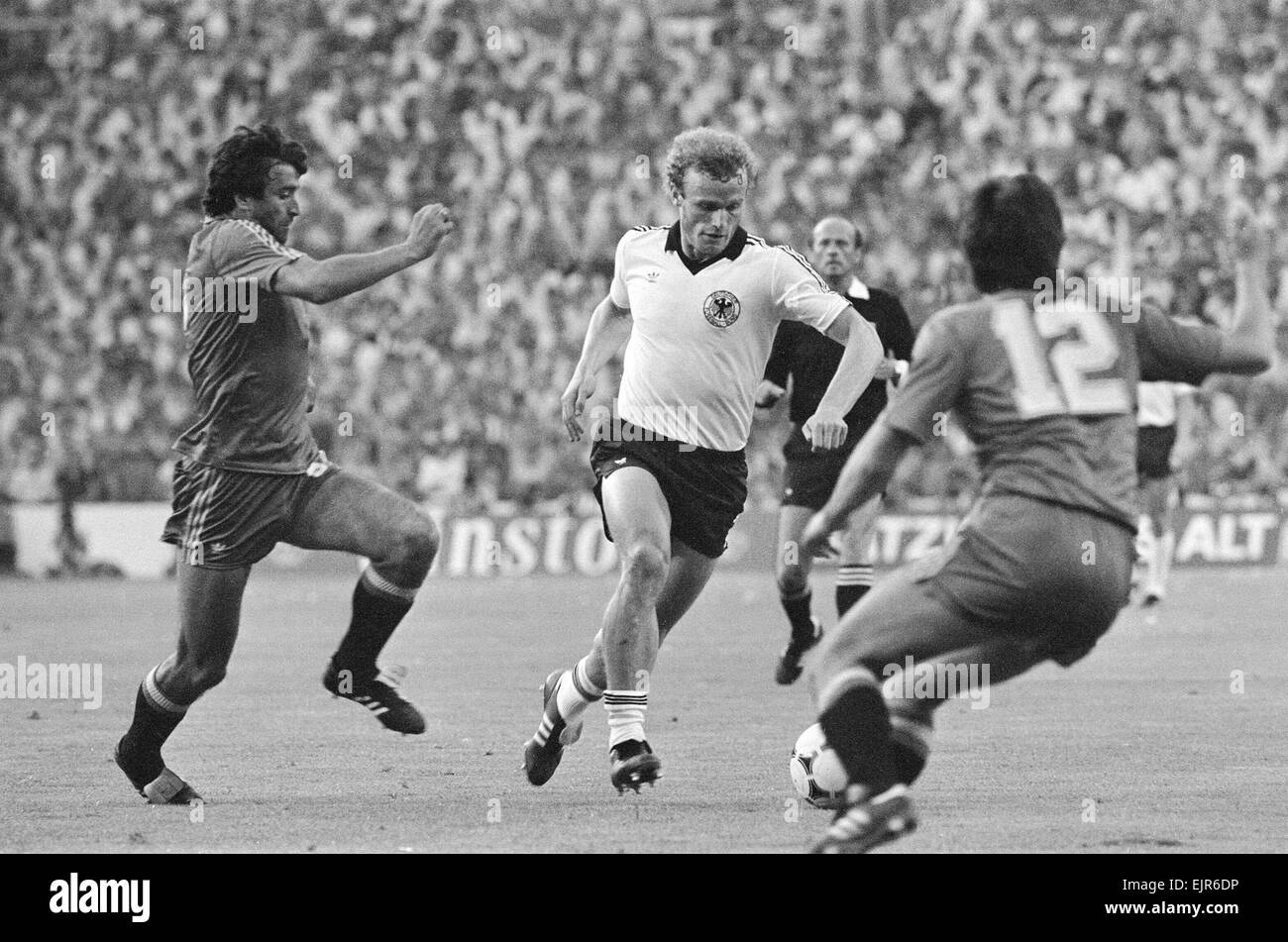 1982 Coppa del Mondo di calcio secondo turno gruppo B corrispondono a Madrid, Spagna. Germania Ovest 2 v Spagna 1. Karl-Heinz Rummenigge sulla sfera. Il 2 luglio 1982. Foto Stock