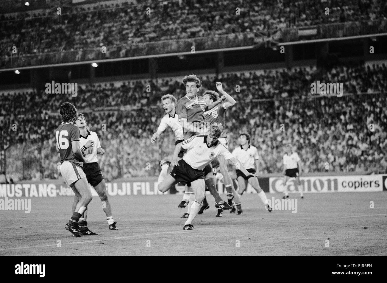 1982 Coppa del Mondo di calcio secondo turno gruppo B corrispondono a Madrid, Spagna. Germania Ovest 0 v Inghilterra 0. Inghilterra defender Terry Butcher salta in alto per una palla alta con West tedesco gli utenti malintenzionati durante la partita. Il 29 giugno 1982. Foto Stock