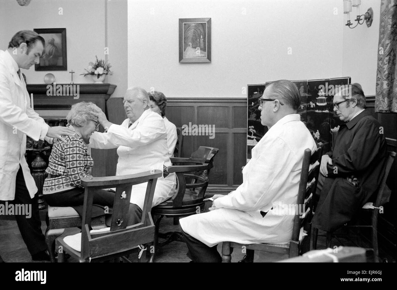 Un gruppo di persone tutte soffre di una denuncia o di un altro, riuniti oggi al santuario, Burrows Lea, Shere Surrey. Essi hanno tutti per vedere la fede guaritore Harry Edward, ad uno ad uno si sono seduto di fronte a lui e lui ha parlato a loro come egli ha messo le mani su parti del loro corpo che stava causando loro dolore. Febbraio 1972 72-1911-002 Foto Stock