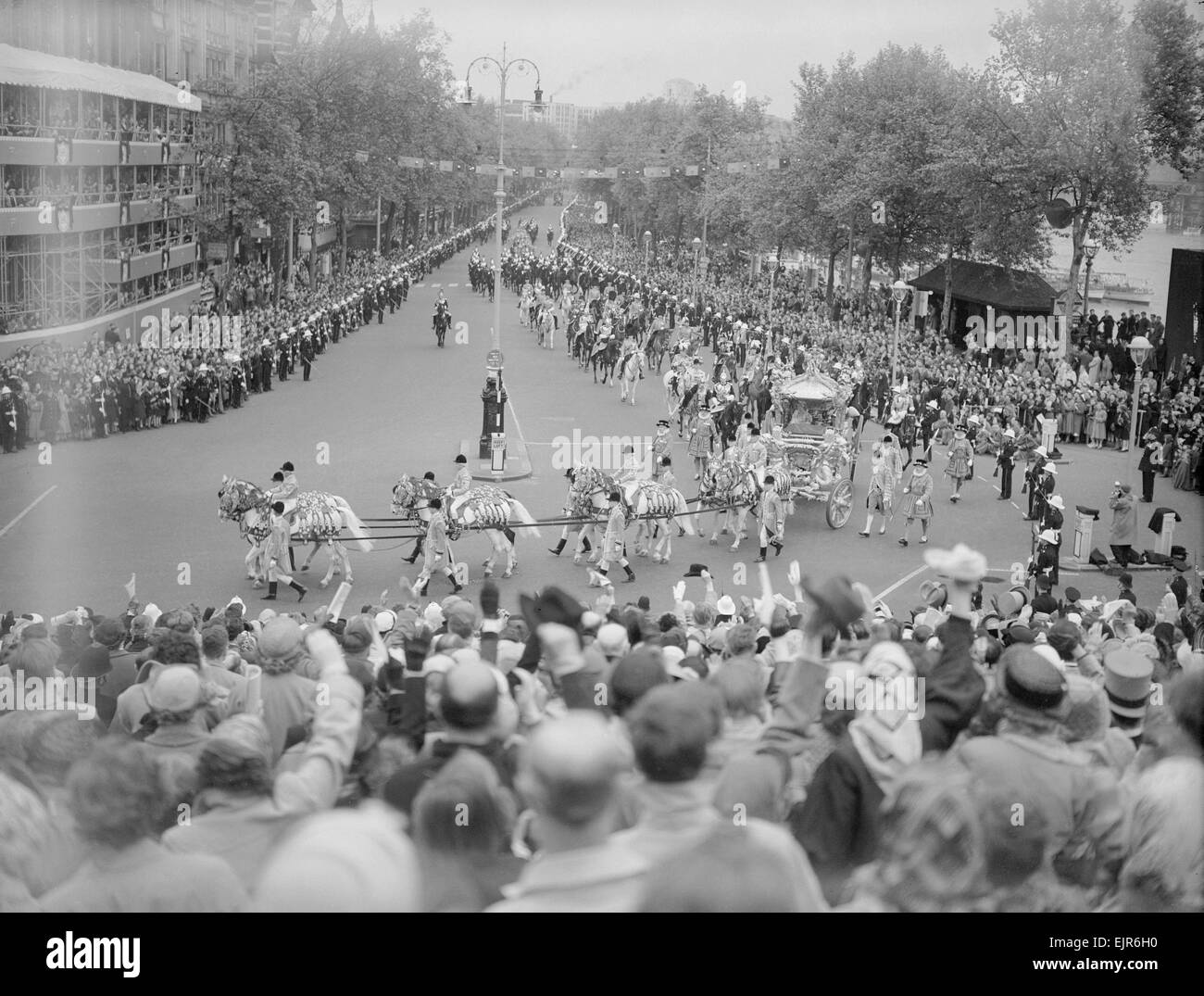 L incoronazione della Regina Elisabetta II. Cavalli estrarre i carrelli come la processione percorre dal terrapieno di Piazza del Parlamento sul modo per l'Abbazia. 2 Giugno 1953. Foto Stock