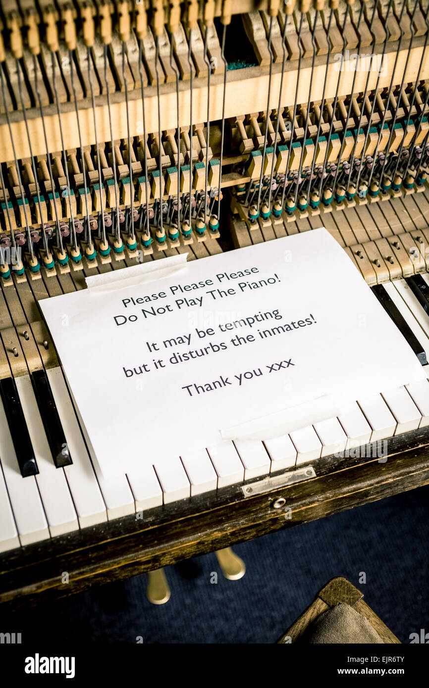 Segnale di avvertimento su tasti di pianoforte Foto Stock