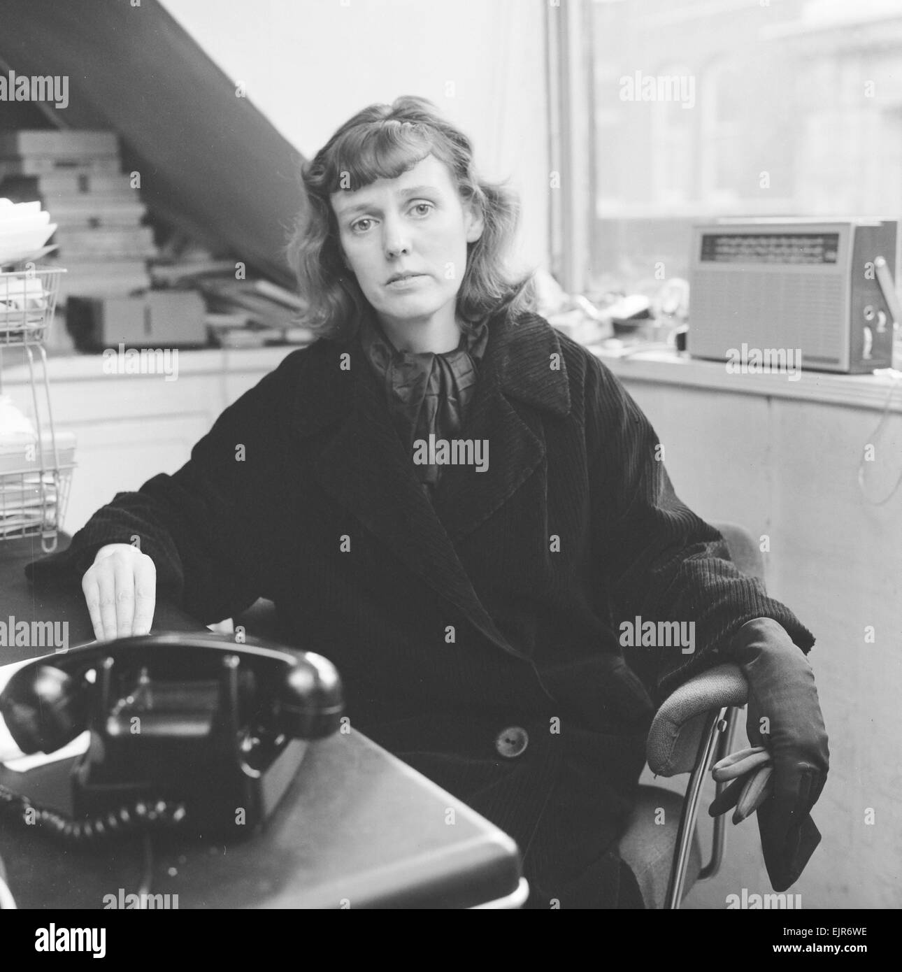 Reg Calvert omicidio caso 1966. Dorothy Calvert, vedova di Reg Calvert, raffigurato nella Londra degli uffici di Radio City il 23 giugno 1966. È stato asserito che il marito Signor Calvert è stato sparato e ucciso presso la casa del grande Oliver Smedley in Wendens ambone vicino a Saffron Walden (21 giugno). Reg Calvert era a capo del rivale pirata radio della stazione Radio City & manager delle fortune gruppo pop. Principali Oliver Smedley è stato assolto per omicidio per motivi di autodifesa. *** Caption locale *** moglie Foto Stock