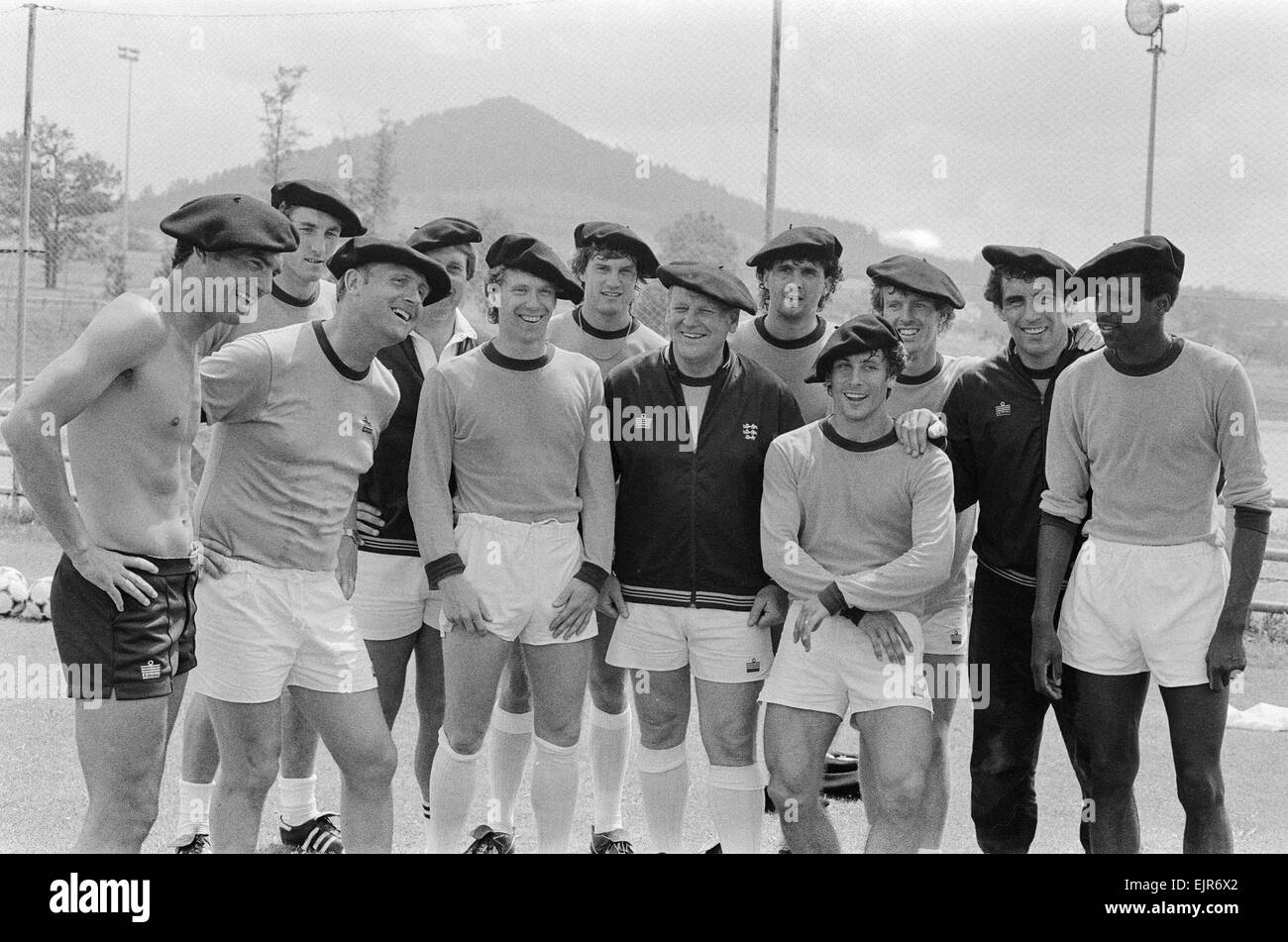 1982 Fase finale della Coppa del Mondo a Bilbao, Spagna. I membri della squadra in Inghilterra tutti indossano stile basco cappelli durante una sessione di formazione prima del loro gruppo finale quattro match contro il Kuwait. Il 23 giugno 1982. *** Caption locale *** Trevor Brooking Terry Butcher Graham Rix Paolo Mariner Glenn Hoddle Ron Greenwood Steve Foster Peter Shilton Viv Anderson Tony Woodcock Foto Stock
