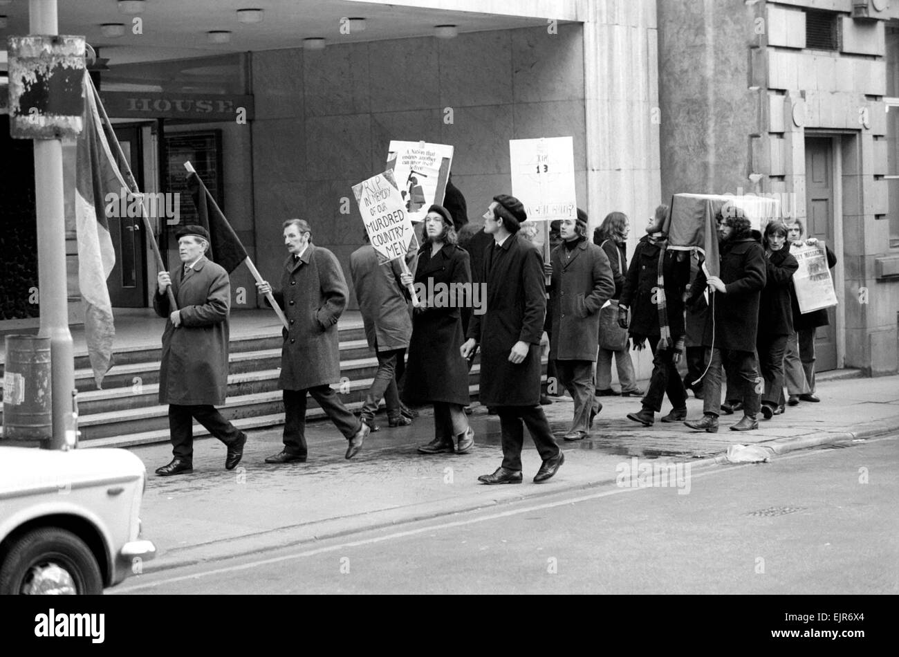 I.R.A. Manifestanti hanno condotto un tricolore irlandese e una bara fuori l'esercito Centro carriere nella fontana St, Manchester. Essi hanno affermato di essere dal ramo di Manchester provvisorie del Sinn Fein. La protesta è stata contro la campagna britannica in Irlanda del Nord, secondo uno dei dimostranti silenzioso. Gennaio 1972 72-1044 Foto Stock