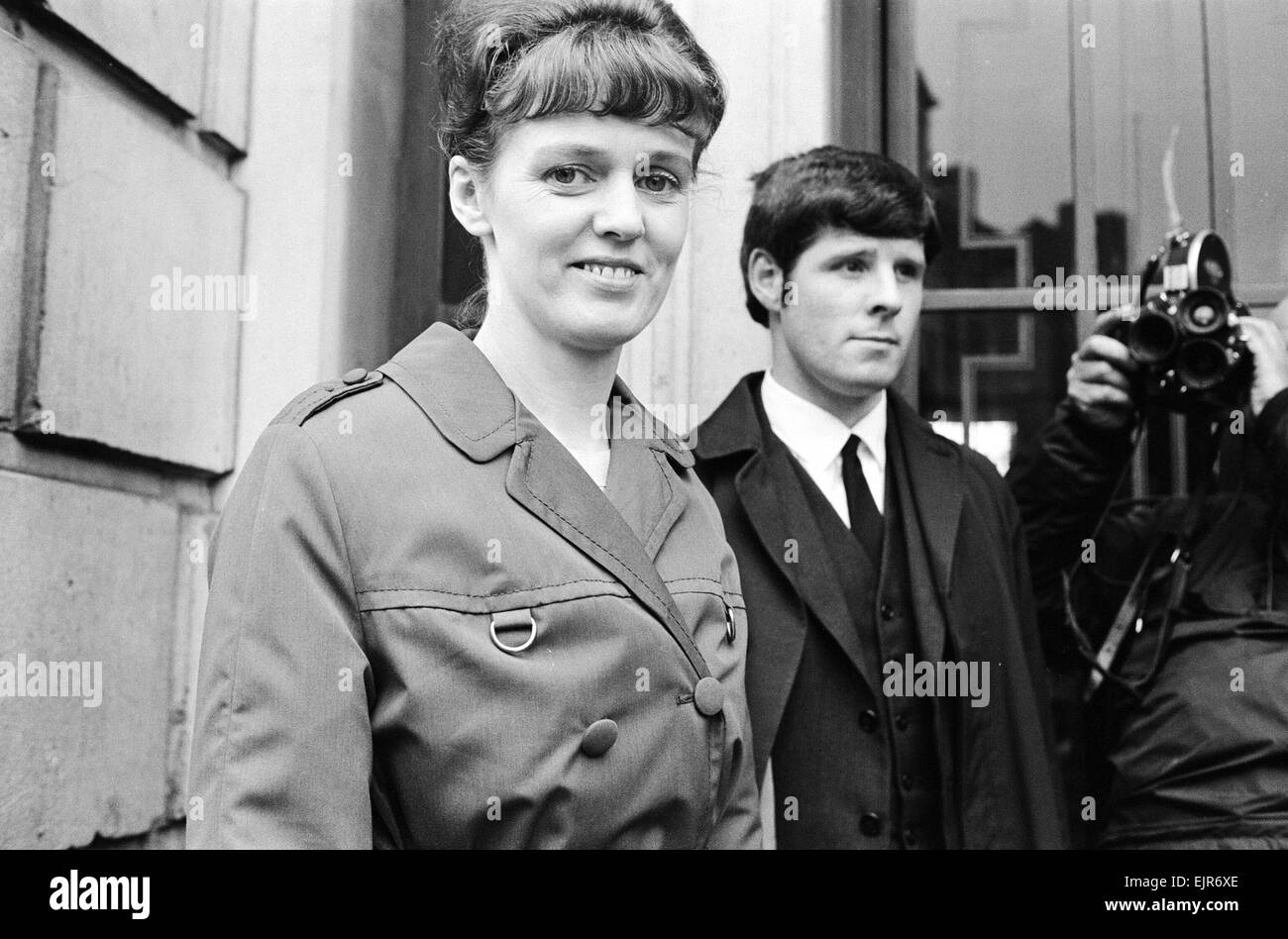 Reg Calvert omicidio caso 1966. Dorothy Calvert, vedova di Reg Calvert, raffigurato arrivando all' inchiesta che si terrà a Chelmsford Essex 27 Giugno 1966. Anche nella foto: Giovanni Wileman si sosteneva che il signor Calvert è stato sparato e ucciso presso la casa del grande Oliver Smedley in Wendens ambone vicino a Saffron Walden (21 giugno). Reg Calvert era a capo del rivale pirata radio della stazione Radio City & manager delle fortune gruppo pop. Principali Oliver Smedley più successivamente è stato assolto dall accusa di omicidio per motivi di autodifesa. *** Caption locale *** moglie Foto Stock