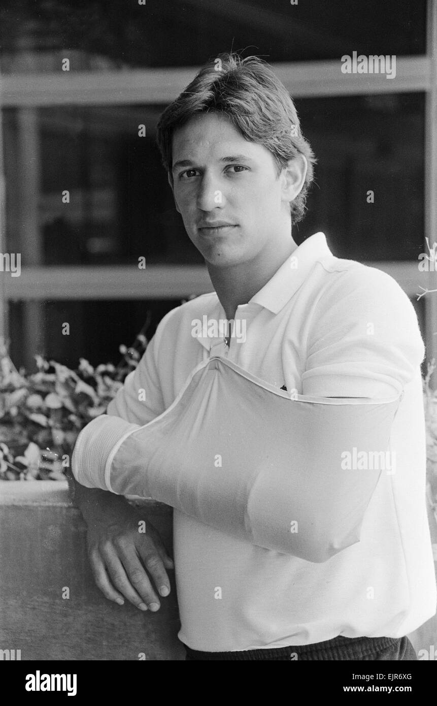 1986 Fase finale della Coppa del Mondo in Messico. England's Gary Lineker con il suo braccio in una imbracatura durante un allenamento della squadra in cima Club di Monterrey. Il 27 maggio 1986. Foto Stock