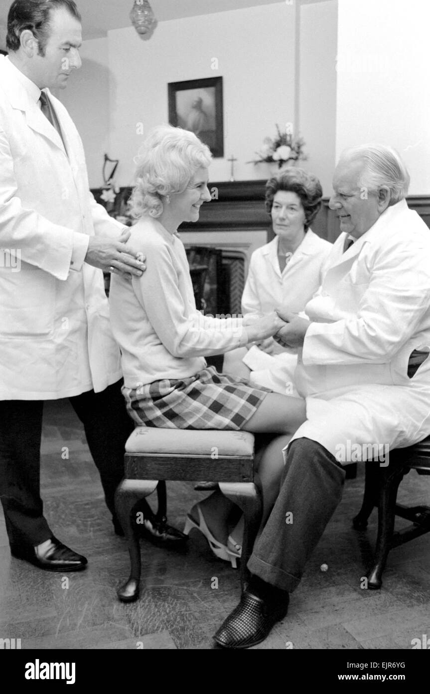 Un gruppo di persone tutte soffre di una denuncia o di un altro, riuniti oggi al santuario, Burrows Lea, Shere Surrey. Essi hanno tutti per vedere la fede guaritore Harry Edward, ad uno ad uno si sono seduto di fronte a lui e lui ha parlato a loro come egli ha messo le mani su parti del loro corpo che stava causando loro dolore. Febbraio 1972 72-1911-010 Foto Stock