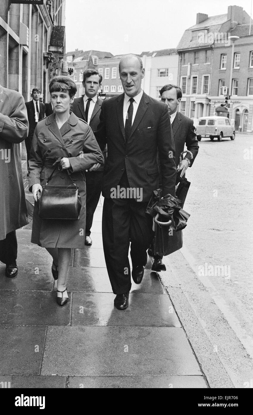 Reg Calvert omicidio caso 1966. Dorothy Calvert, moglie di Reg Calvert, raffigurato arrivando all' inchiesta che si terrà a Chelmsford Essex 27 Giugno 1966. Arrivando con Supt. G Brown di Essex CID è stato asserito che il signor Calvert è stato sparato e ucciso presso la casa del grande Oliver Smedley in Wendens ambone vicino a Saffron Walden (21 giugno). Reg Calvert era a capo del rivale pirata radio della stazione Radio City & manager delle fortune gruppo pop. Principali Oliver Smedley è stato assolto per omicidio per motivi di autodifesa. Foto Stock