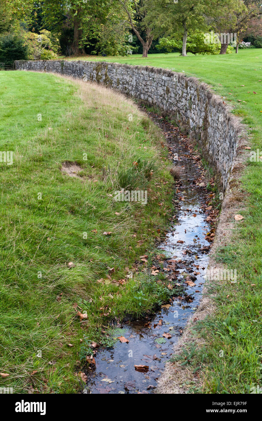 Llanover, Monmouthshire, Galles. L'ha-ha tra la casa e il parco mantiene il bestiame fuori senza interrompere la visualizzazione Foto Stock